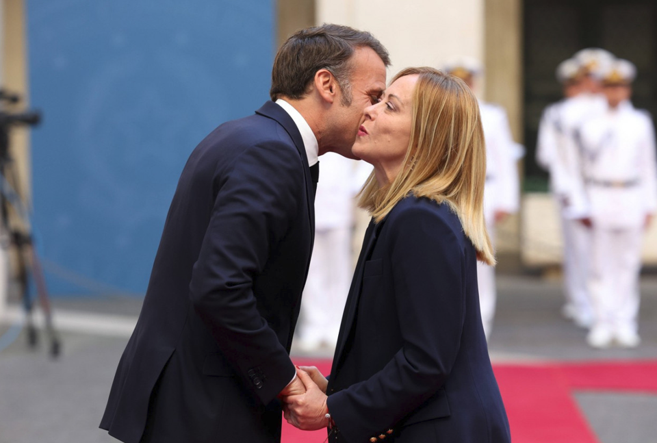 ОД РИМ ДО ВИЕТНАМ Дали блискоста на Макрон и Мелони е причина за воспитната шлаканица од Брижит ОД РИМ ДО ВИЕТНАМ Дали блискоста на Макрон и Мелони е причина за воспитната шлаканица од Брижит