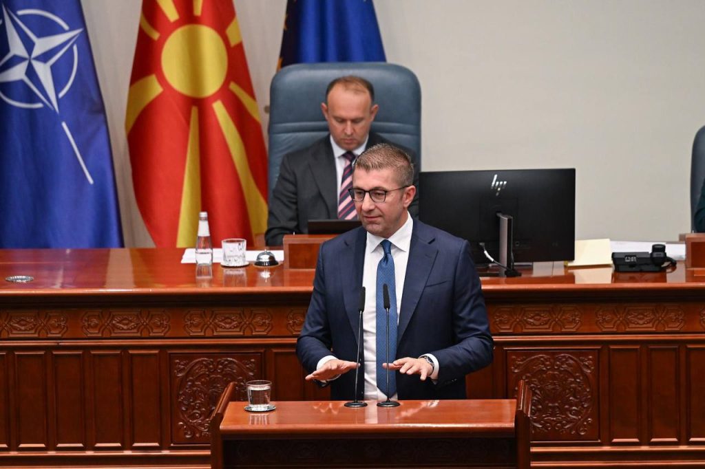 МИЦКОСКИ ДО ФИЛИПЧЕ Зошто преговаравте за македонскиот идентитет и јазик, ние ќе сториме се да ја внесеме Македонија во ЕУ со македонски идентитет и јазик, а не како „модерни“ Македонци МИЦКОСКИ ДО ФИЛИПЧЕ Зошто преговаравте за македонскиот идентитет и јазик, ние ќе сториме се да ја внесеме Македонија во ЕУ со македонски идентитет и јазик, а не како „модерни“ Македонци