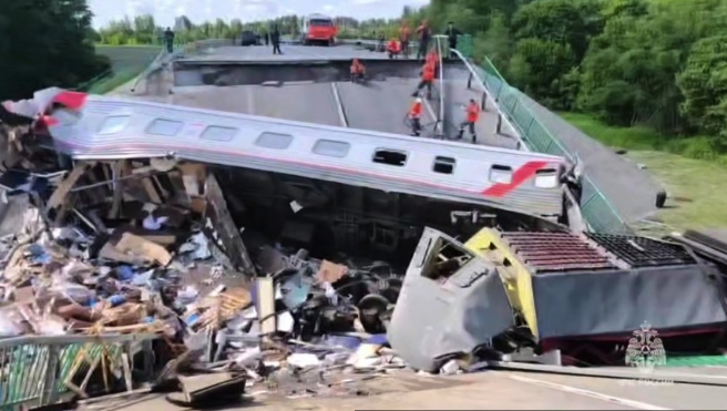 ДВА МОСТА УРНАТИ ВО РУСИЈА Седум загинати и десетици повредени, сомнежи за саботажа ДВА МОСТА УРНАТИ ВО РУСИЈА Седум загинати и десетици повредени, сомнежи за саботажа