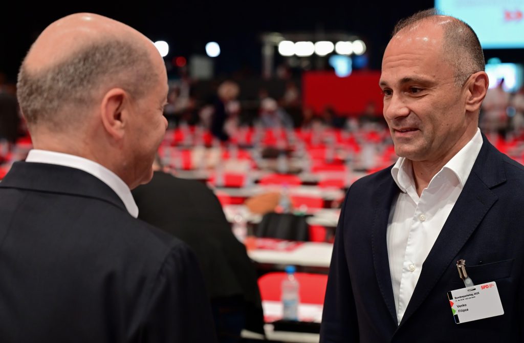 ФИЛИПЧЕ ОД БЕРЛИН Овде сум да ги бранам позициите на Македонија, „современ“ пред јазикот не смее да помине ФИЛИПЧЕ ОД БЕРЛИН Овде сум да ги бранам позициите на Македонија, „современ“ пред јазикот не смее да помине