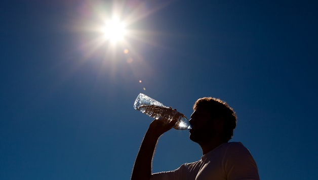 ИЗБЕГНУВАЈТЕ СОНЦЕ ОД 11 ДО 17 ЧАСОТ Совети за жешките денови