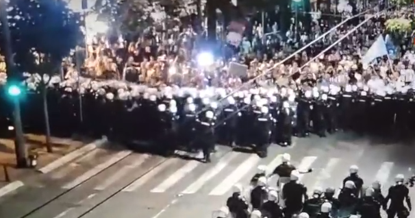 ДЕСЕТ МЕСЕЦИ ОД ТРАГЕДИЈАТА ВО НОВИ САД Граѓаните оддаваат почит на жртвите