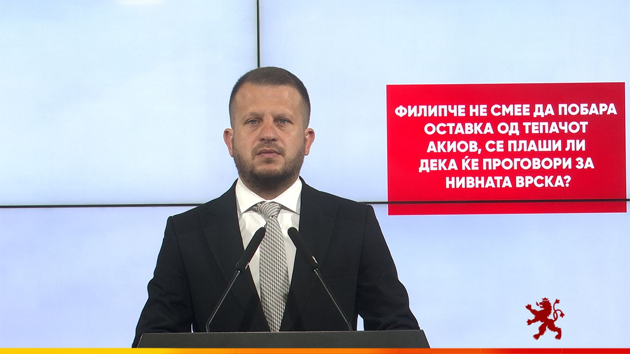 ФИЛИПЧЕ НЕ СМЕЕ ДА ПОБАРА ОСТАВКА ОД ТЕПАЧОТ АКИОВ – Се плаши ли дека ќе проговори за нивната врска