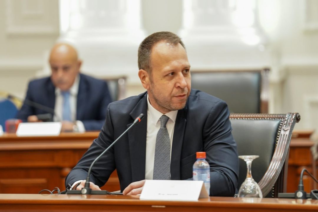 ВЛАДАТА ЌЕ ГО ЧИСТИ ВОЗДУХОТ – 49 општини добија прочистувачи од Владата