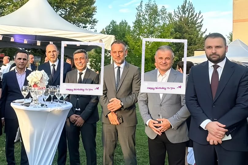 АРСОВСКА ДО АГЕЛЕР Не ли ви беше незгодно на листата на ВИП гости да ставате лица за црната листа