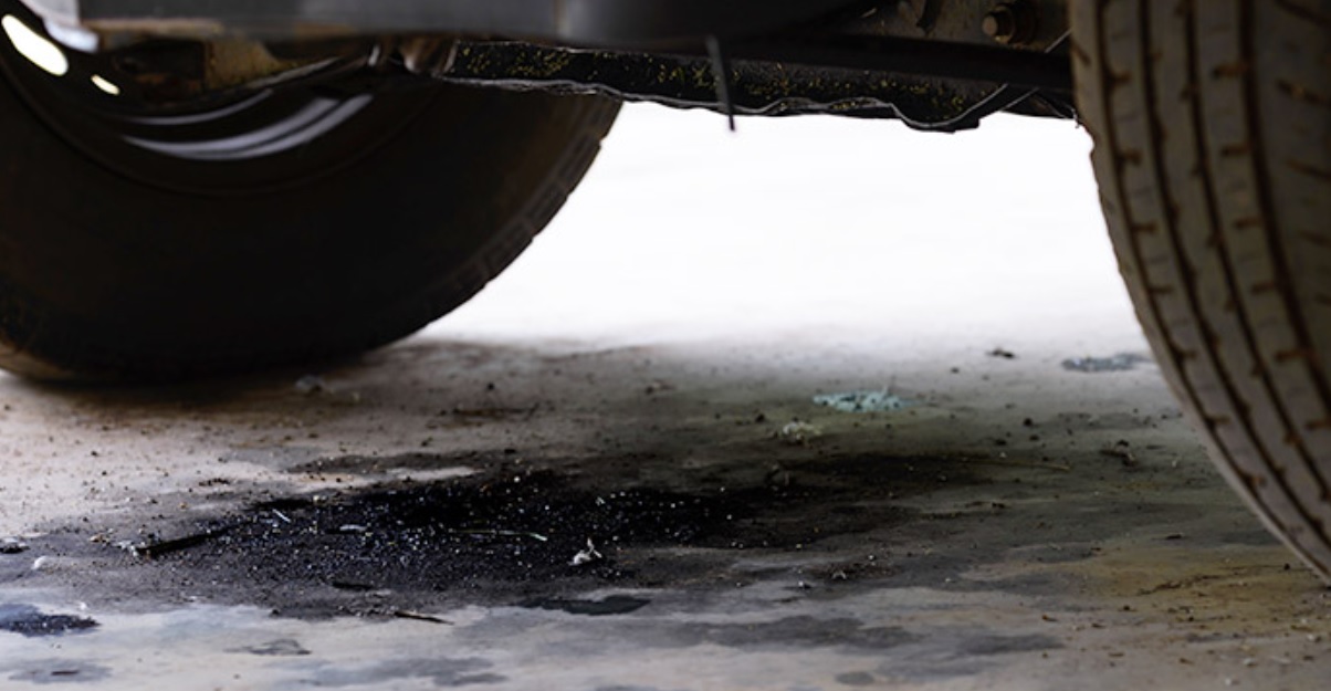 ВИ ТЕЧЕ ПОД АВТОМОБИЛОТ? Како да препознаете дали течноста е опасна или не?