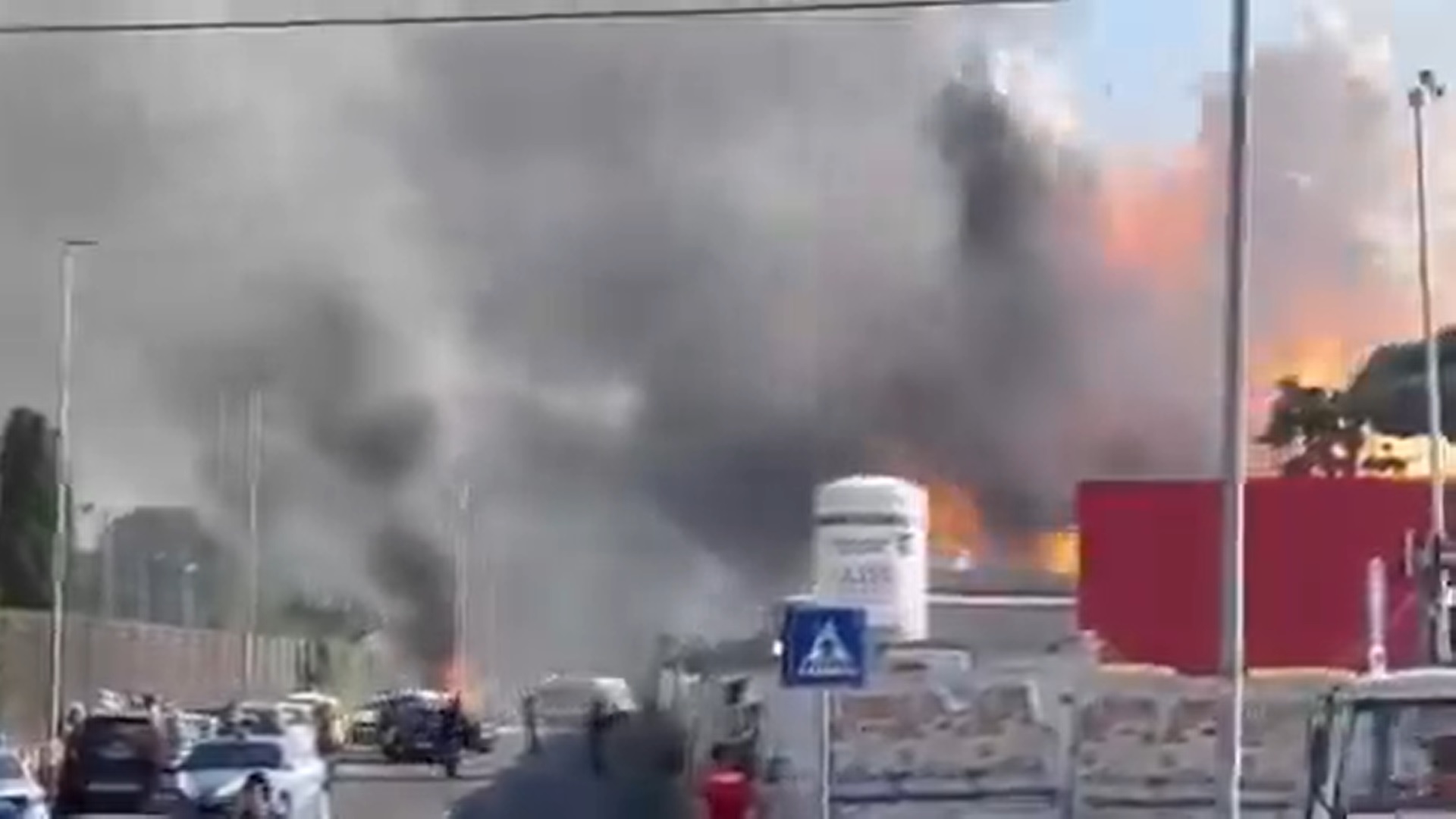 ЕКСПЛОЗИЈА НА БЕНЗИНСКА ПУМПА ВО РИМ: Деветмина повредени, меѓу нив и полицајци и пожарникар