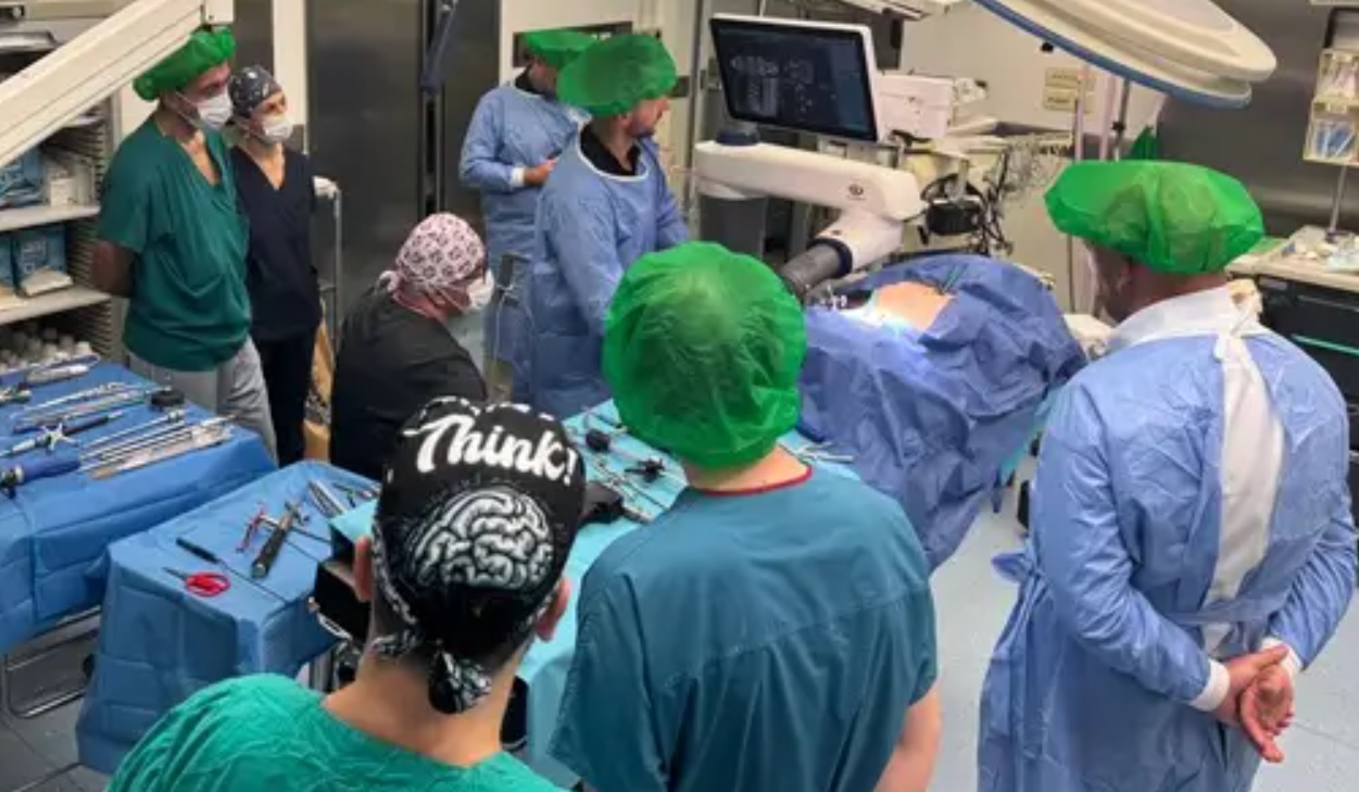 РЕВОЛУЦИЈА ВО МАКЕДОНСКАТА МЕДИЦИНА: Роботски систем ExcelsiusGPS пристигна во земјава