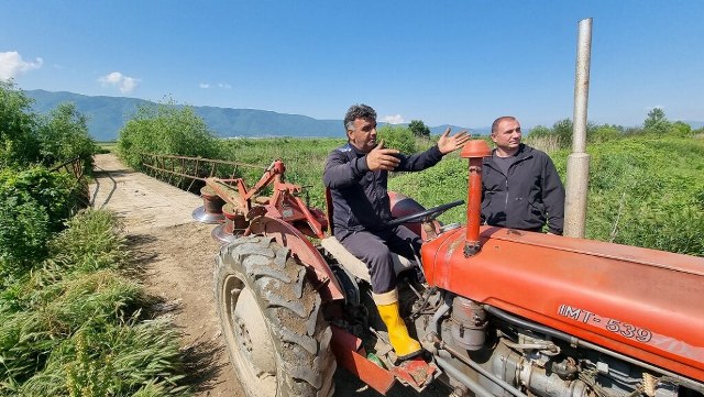 НОВ ИЗУМ НА СТОЈАНЧЕ ЗА ГАСНЕЊЕ ПОЖАРИ – Вадете трактори и орајте на 10 метри околу куќите