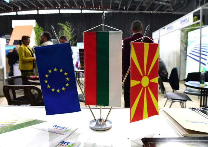 БРИСЕЛ ЈА БРИШЕ ПРИДАВКАТА МАКЕДОНСКИ – Софија слави