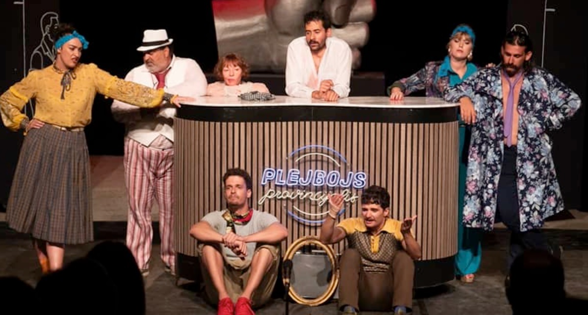 ДРАМСКИ ТЕАТАР ГОСТУВА НА ОХРИДСКО ЛЕТО – „Животот на провинциските плејбои по Втората светска војна или Туѓото го сакаме – своето не го даваме“ во недела во 21 часот