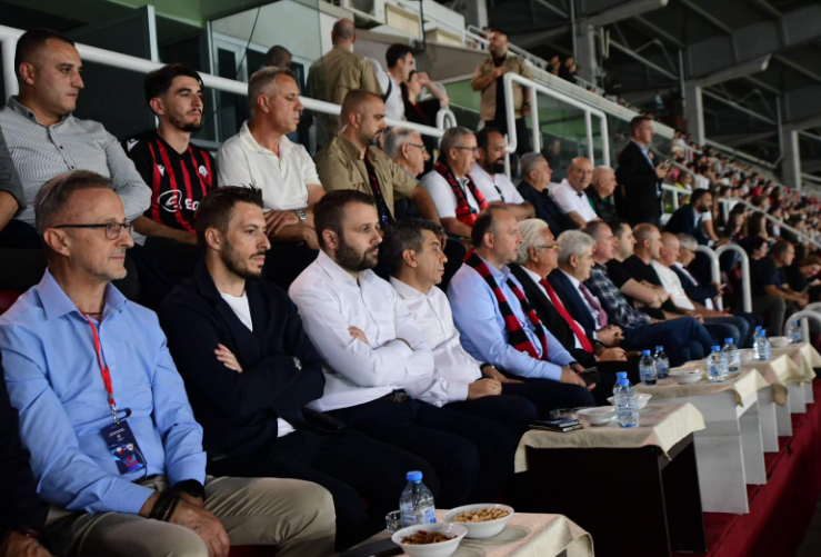 НАВИВАЧИТЕ СКАНДИРАА ГОЛЕМА АЛБАНИЈА – Гаши со пофалби за навивачите дека биле достоинствени