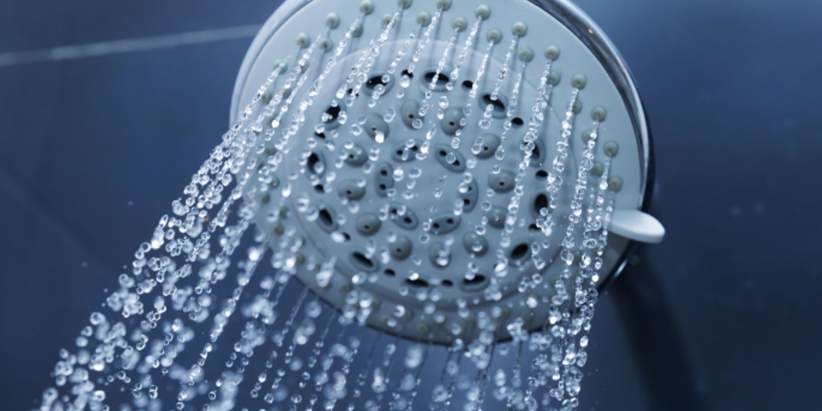 ЛАДЕН ТУШ – мал утрински шок со големи здравствени придобивки