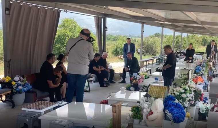 МИЦКОСКИ ДО РОДИТЕЛИТЕ НА ЗАГИНАТИТЕ Јавно ви ја давам мојата поддршка МИЦКОСКИ ДО РОДИТЕЛИТЕ НА ЗАГИНАТИТЕ Јавно ви ја давам мојата поддршка