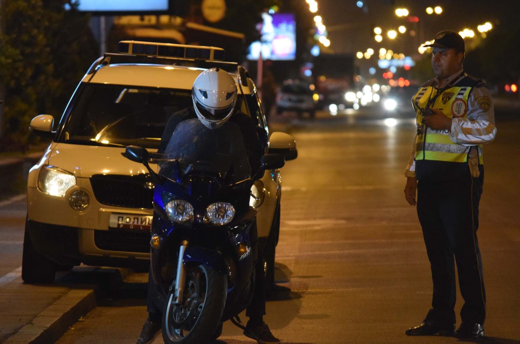 СКОПСКАТА ПОЛИЦИЈА СИНОЌА КОНСТАТИРАШЕ 128 ПРЕКРШОЦИ – 94 возачи на мотоцикл, лишено од слобода едно лице, пронајден кокаин