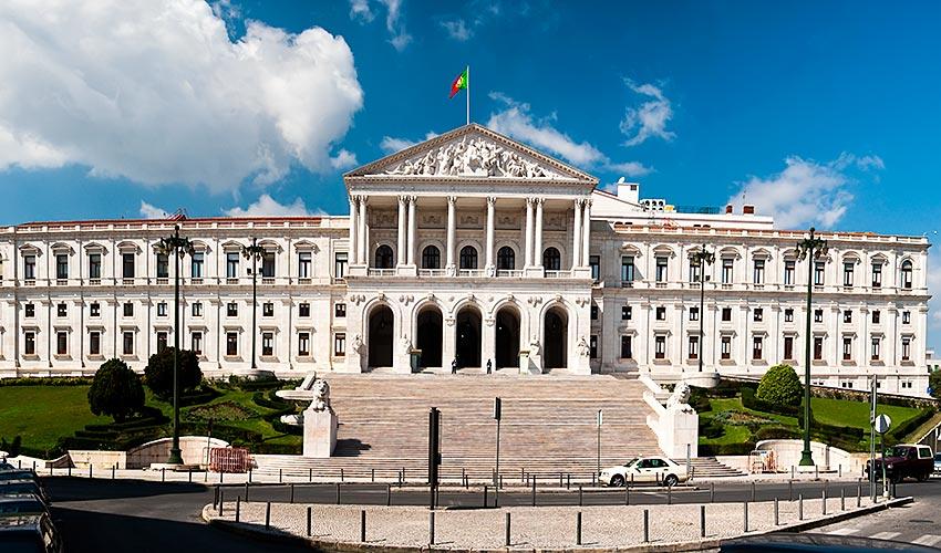 УСТАВНИОТ СУД СТАВИ БЛОКАДА Португалија останува без контроверзната имиграциска политика УСТАВНИОТ СУД СТАВИ БЛОКАДА Португалија останува без контроверзната имиграциска политика