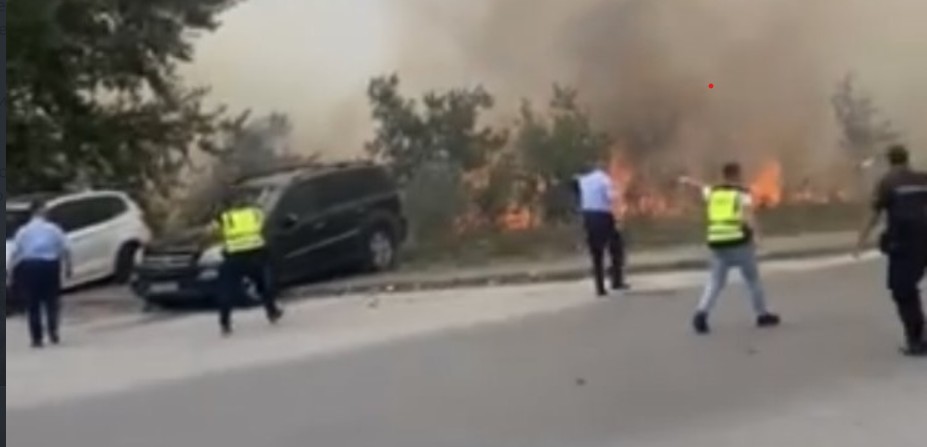 ПОЛИЦИЈАТА ГО ГАСЕШЕ ПОЖАРОТ КАЈ СЦ БОРИС ТРАЈКОВСКИ – Девет полициски службеници завршија на токсикологија ПОЛИЦИЈАТА ГО ГАСЕШЕ ПОЖАРОТ КАЈ СЦ БОРИС ТРАЈКОВСКИ – Девет полициски службеници завршија на токсикологија