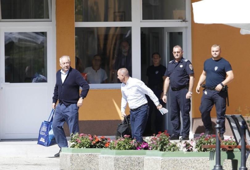 ПОРАНЕШНИОТ ХРВАТСКИ ПРЕМИЕР САНАДЕР ИЗЛЕЗЕ ОД ЗАТВОР ПО 10 ГОДИНИ – Но ќе биде под надзор до 2032 година ПОРАНЕШНИОТ ХРВАТСКИ ПРЕМИЕР САНАДЕР ИЗЛЕЗЕ ОД ЗАТВОР ПО 10 ГОДИНИ – Но ќе биде под надзор до 2032 година