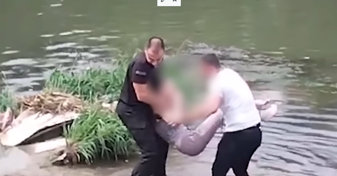 РИПНАЛА ОД МОСТОТ КАЈ ВЛАЕ Полицијата спаси жена од реката Вардар РИПНАЛА ОД МОСТОТ КАЈ ВЛАЕ Полицијата спаси жена од реката Вардар