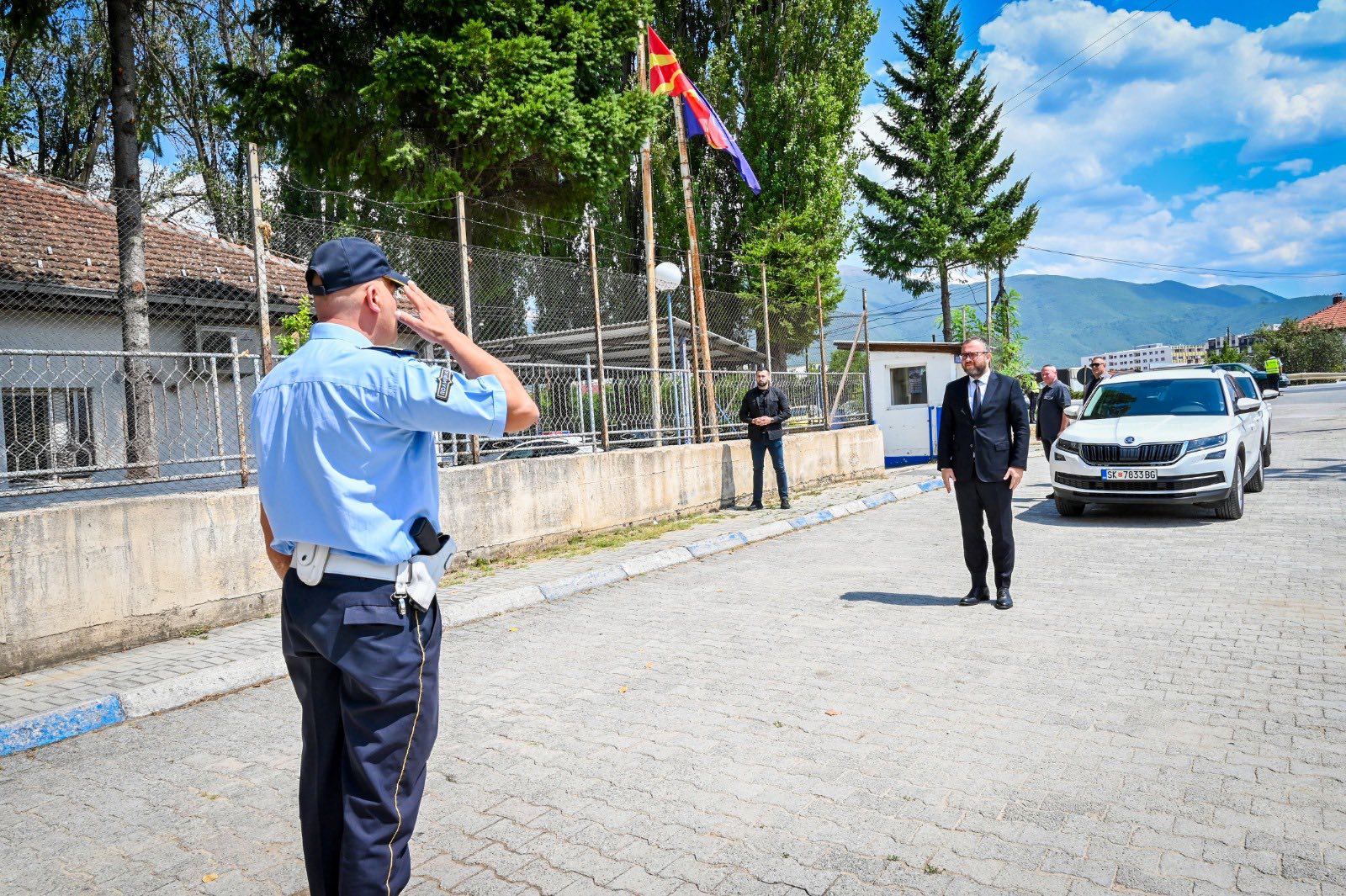 РЕШЕН ПРОБЛЕМОТ СО ГУЖВИТЕ НА ИЗЛЕЗОТ ОД ГОСТИВАР Тошковски во посета на ПС Гостивар