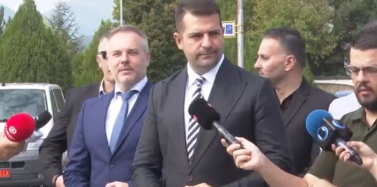 МИНИСТЕРОТ ФЕТАИ ПРЕД НОВИНАРИТЕ Нема да зборувам на македонски