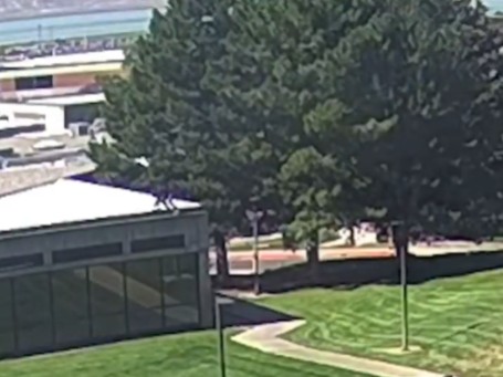 ФБИ ОБЈАВИ ВИДЕО ОД УБИЕЦОТ НА ЧАРЛИ КИРК – Скокнал од покрив и побегнал во шумата