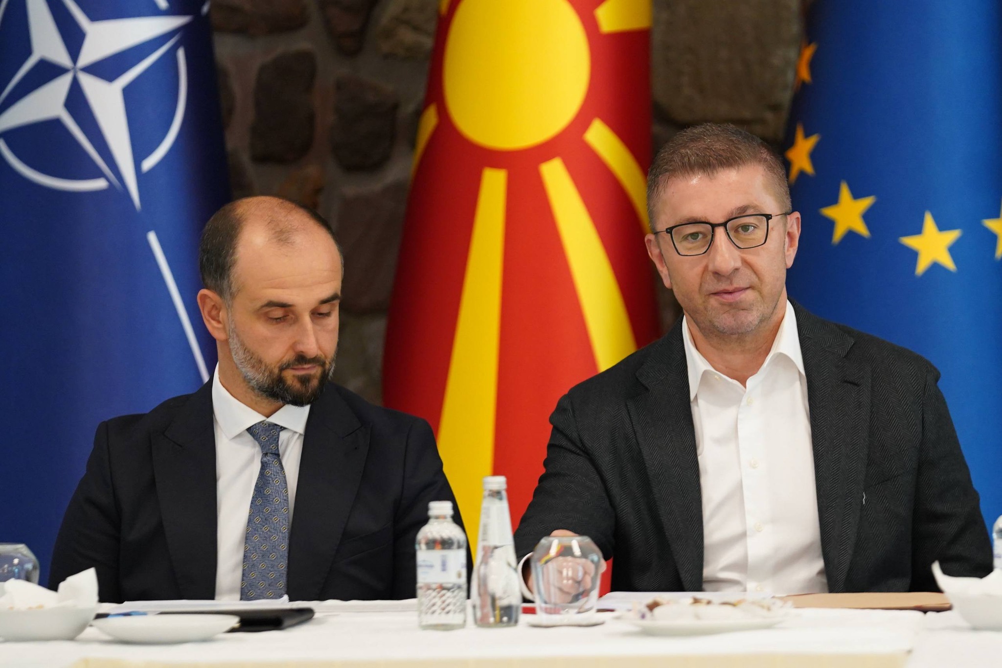 СУДИИТЕ БАРААТ ДВОЈНИ ПЛАТИ – Мицкоски им порача: Не заслужувате ни што земате