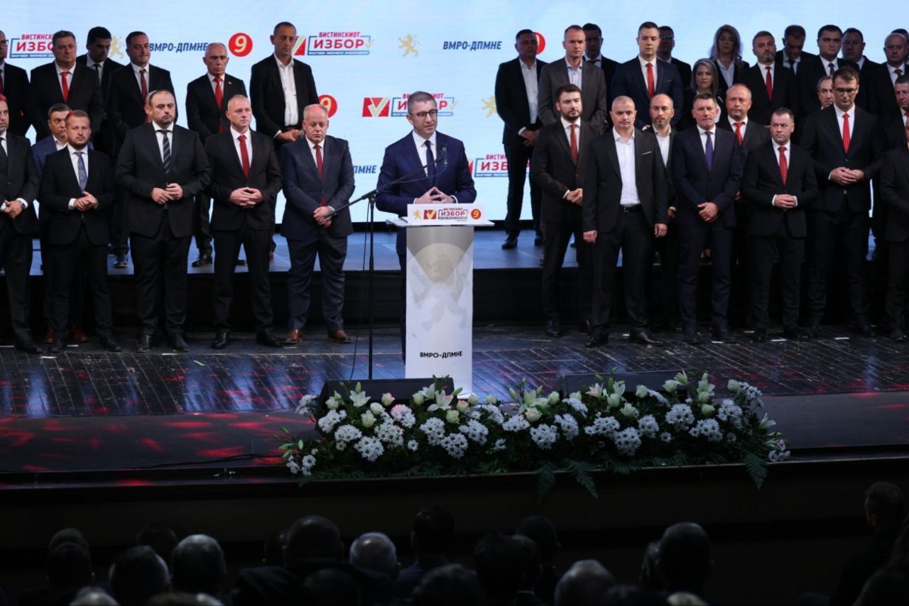 НАРОДОТ ГИ ПАМЕТИ ТРИКОВИТЕ И ПРЕДАВСТВАТА НА СДС – Затоа нивните црвени линии нема да дозволам да се контури на ново предавство во иднин НАРОДОТ ГИ ПАМЕТИ ТРИКОВИТЕ И ПРЕДАВСТВАТА НА СДС – Затоа нивните црвени линии нема да дозволам да се контури на ново предавство во иднин