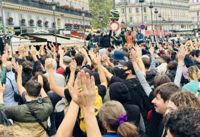 НАРОДОТ СЕ КРЕНА – Илјадници на улиците на Париз против власта НАРОДОТ СЕ КРЕНА – Илјадници на улиците на Париз против власта