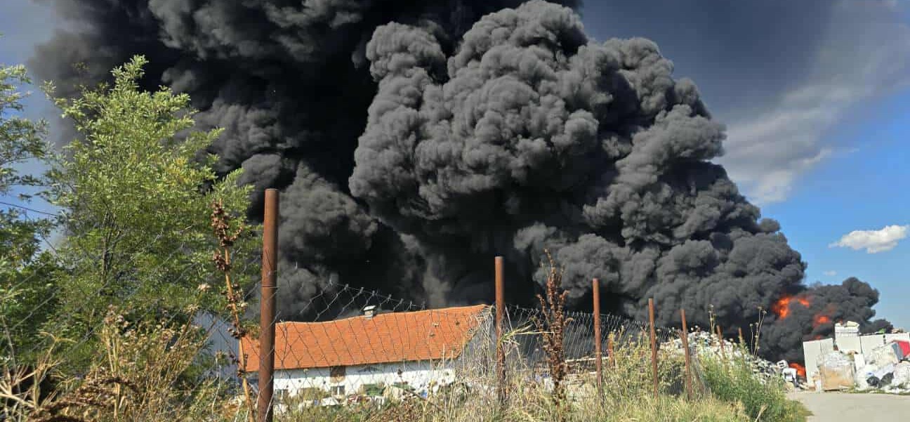 ПОЖАР ВО ТРУБАРЕВО: Обвинителството потврдува – нема радијација, детектирана хемиска контаминација