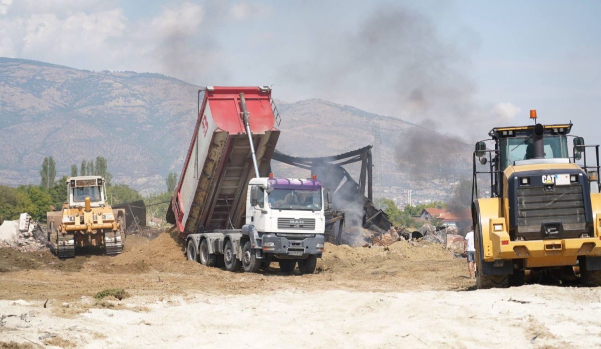 МИНИСТЕРКАТА БОЖИНОВСКА Солидарност и брза координација спречија ширење на пожарот МИНИСТЕРКАТА БОЖИНОВСКА Солидарност и брза координација спречија ширење на пожарот