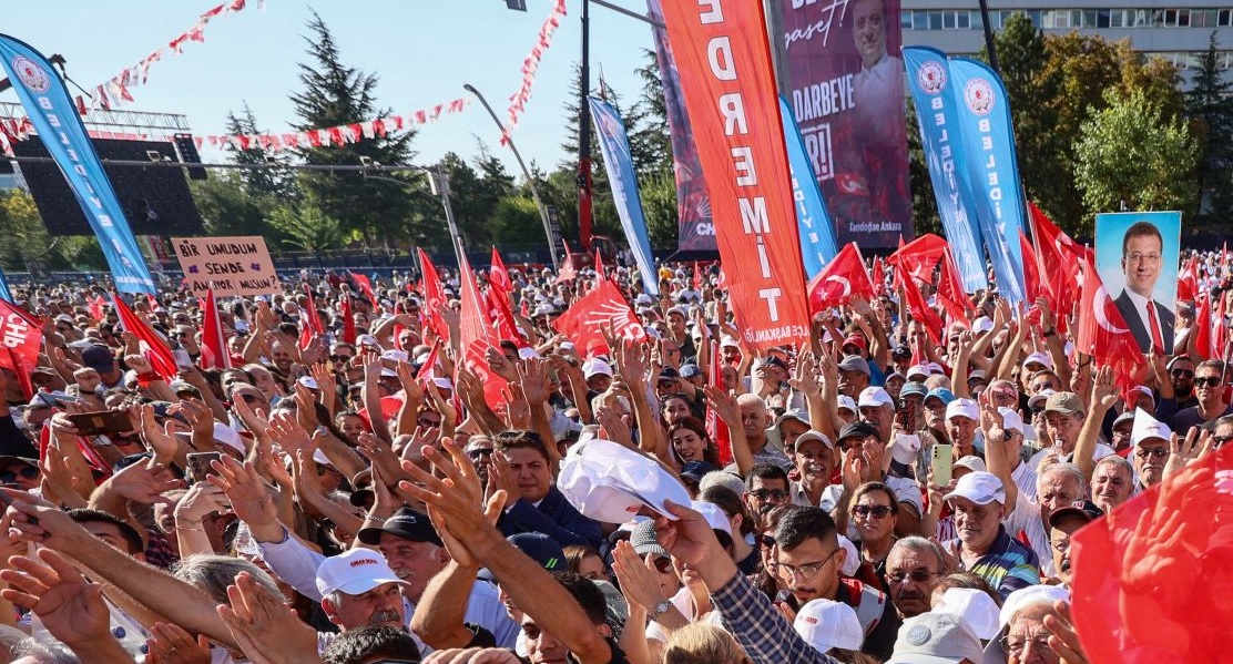 50.000 ДЕМОНСТРАНТИ ВО АНКАРА – Опозицијата протестира против обид за судски „пуч“ 50.000 ДЕМОНСТРАНТИ ВО АНКАРА – Опозицијата протестира против обид за судски „пуч“