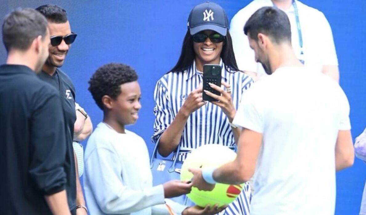 СИЕРА И РАСЕЛ ВИЛСОН НА ТРИБИНИТЕ НА УС ОПЕН – Новак Ѓоковиќ ги пречека со фотографија и благодарност