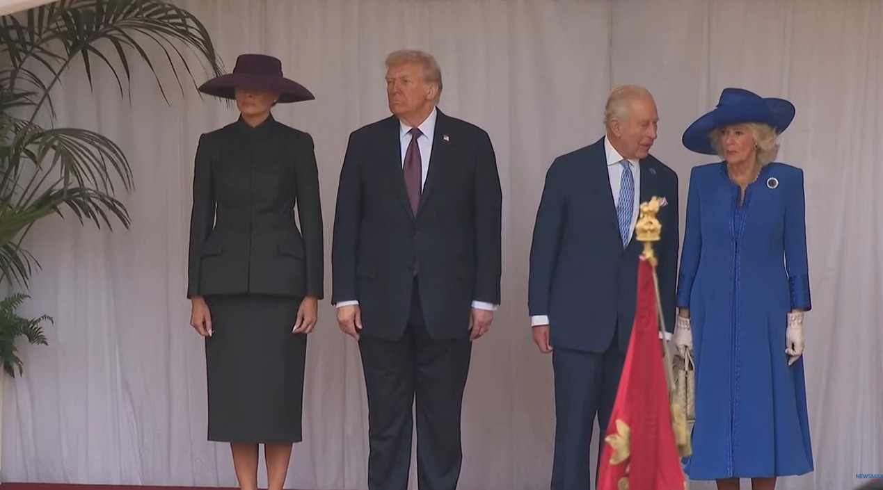 ПРЕКРШУВАЊЕ НА БОНТОН Трамп пред кралот, Меланија без поклон