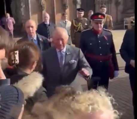 (ВИДЕО) НОВ УДАР ЗА МОНАРХИЈАТА Кралот Чарлс понижeн од демонстрант поради скандалот со принцот Ендру