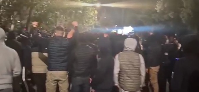 НЕРЕДИ ВО ЦРНА ГОРА – Демонстрантите скандираат убијте го Турчинот, избоден син на полицаец, ЕУ ѕирка оддалеку