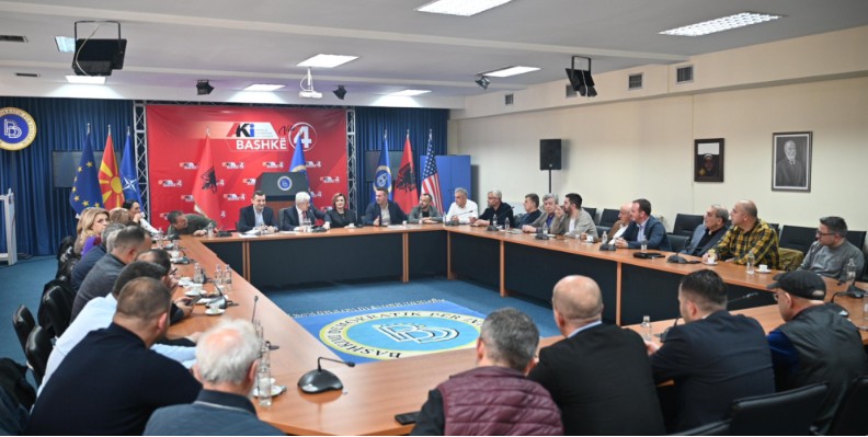 ДУИ УДИРА НА МАСА Само предвремени избори можат да ја спасат државата! ДУИ УДИРА НА МАСА Само предвремени избори можат да ја спасат државата!