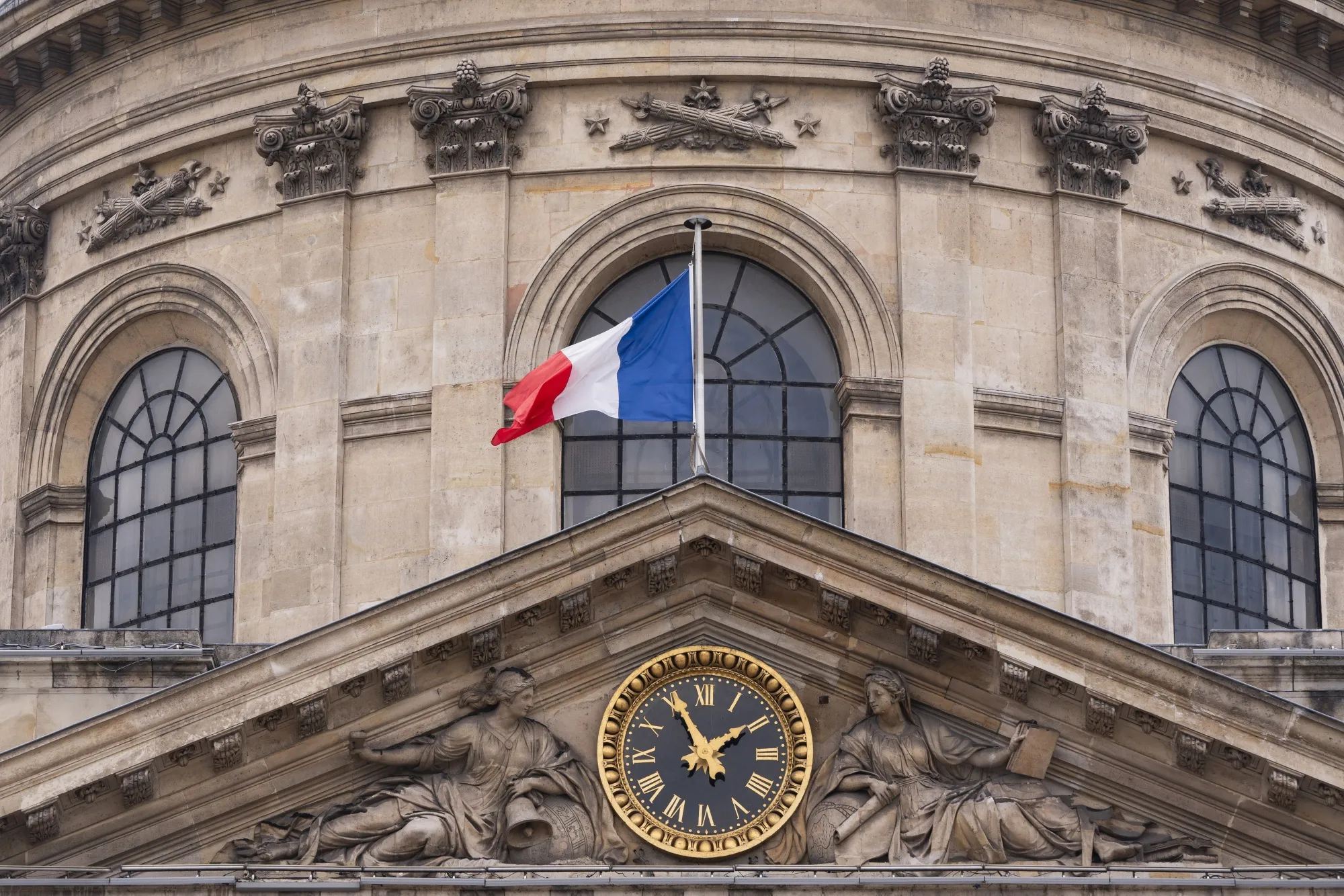 ФРАНЦИЈА ВОВЕДУВА ДОБРОВОЛЕН ВОЕН РОК Како ќе реагираат граѓаните?