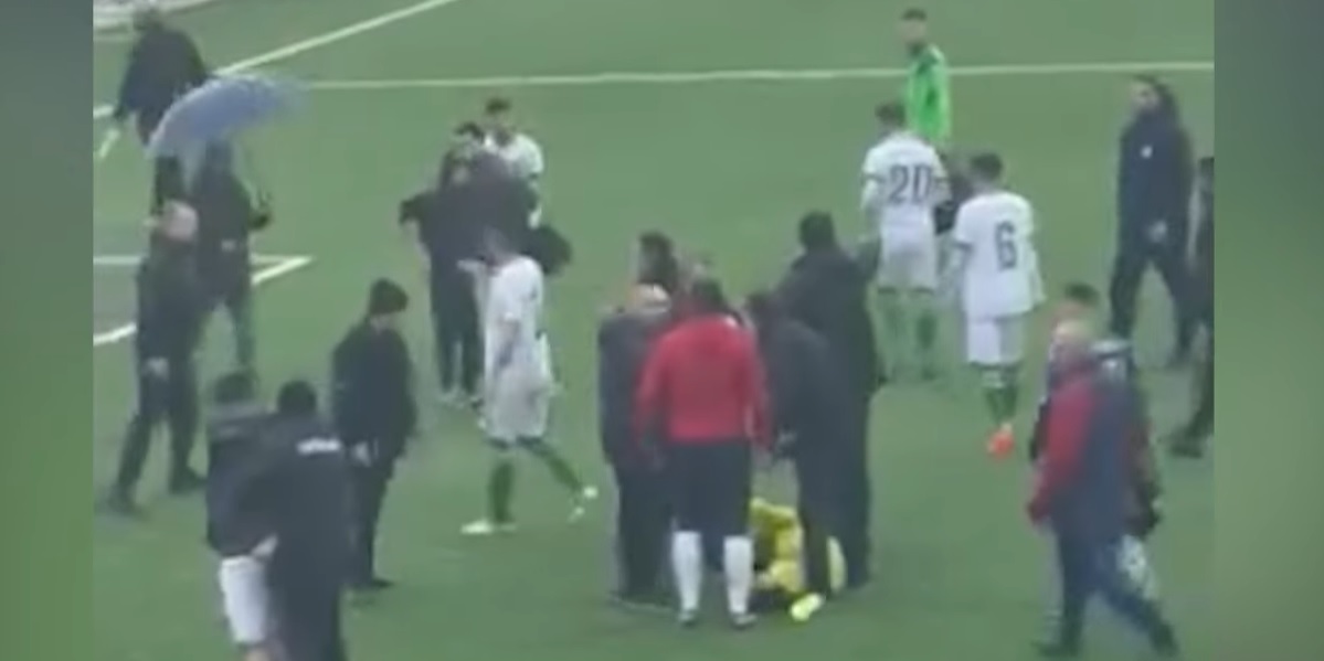 БРУТАЛЕН НАПАД НА ГОЛМАНОТ НА ФК АЕРОДРОМ Приведени двајца играчи на ФК Беса, случајот пред дисциплинска комисија на ФФМ БРУТАЛЕН НАПАД НА ГОЛМАНОТ НА ФК АЕРОДРОМ Приведени двајца играчи на ФК Беса, случајот пред дисциплинска комисија на ФФМ