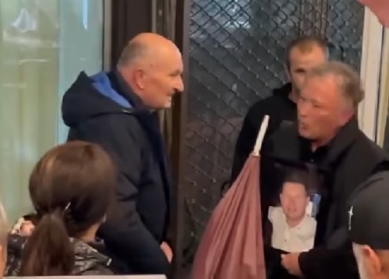 ГНЕВ ВО КОЧАНИ – Обвинетиот за трагедијата во „Пулс“ фатен во кафеана сред изборен молк