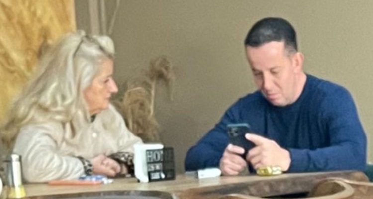 СРАМ ЗА ЛЕВИЦА – Катка од Левица наместо договор со Реџепи, оди на муабет со ПР-мајсторот на ДУИ