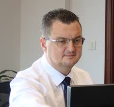 ТАТКО ЛИДЕР НА ПАРТИЈА, СИН ЗАМЕНИК-МИНИСТЕР – Двајцата должни да покажат почит кон новинарите