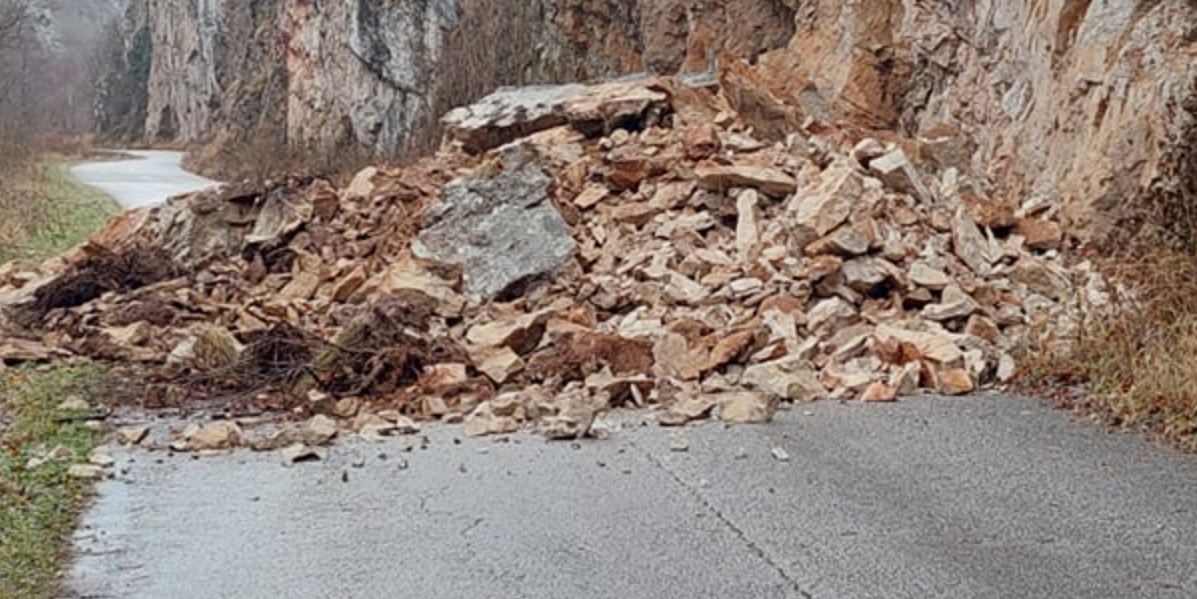 ОДРОН НА АВТОПАТОТ СКОПЈЕ-ВЕЛЕС Сообраќајот се одвива по една лента