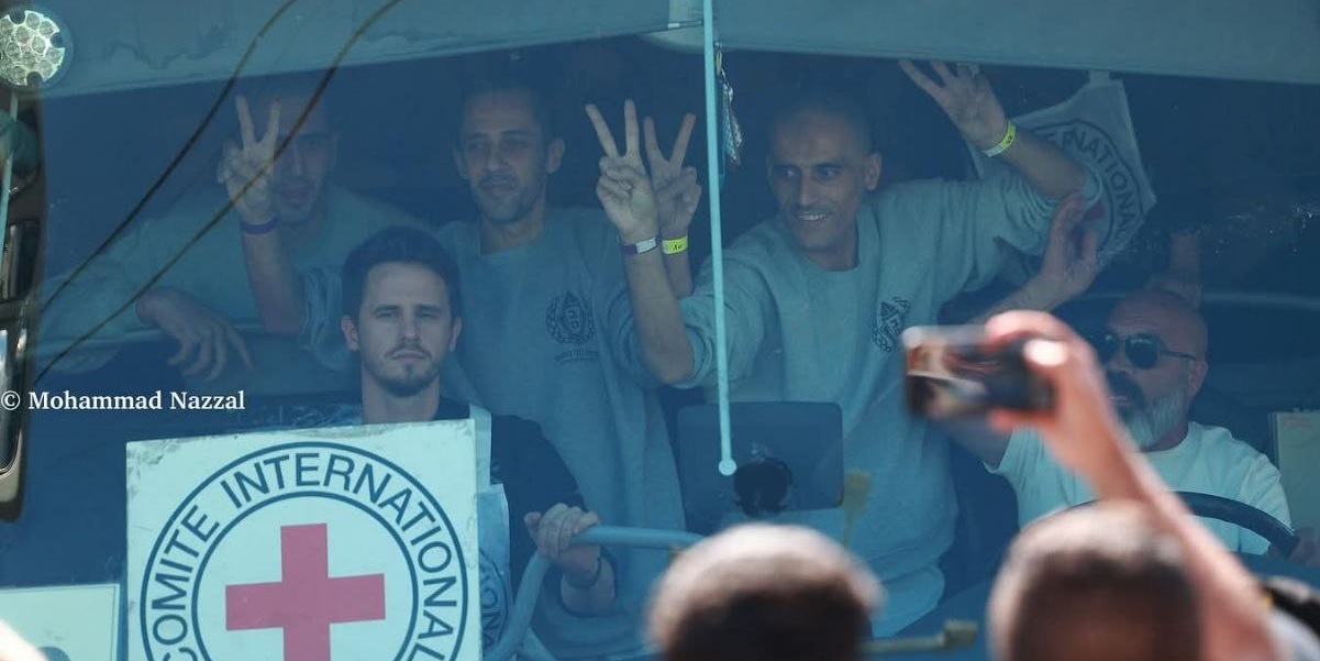 РАДОСТ И СОЛЗИ – Палестински затвореници пречекани во Рамала по големата размена со Израел