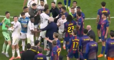 (ВИДЕО) РЕАЛ ПОБЕДИ ВО ДЕРБИТО По натпреварот жестока расправија на граница на масовна тепачка (ВИДЕО) РЕАЛ ПОБЕДИ ВО ДЕРБИТО По натпреварот жестока расправија на граница на масовна тепачка