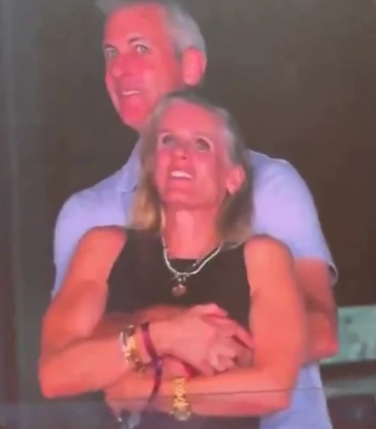 ПРЕСВРТ ВО ЉУБОВНИОТ ТРИАГОЛНИК Ја изневери сопругата пред цел свет – се помирија со сопругата ПРЕСВРТ ВО ЉУБОВНИОТ ТРИАГОЛНИК Ја изневери сопругата пред цел свет – се помирија со сопругата