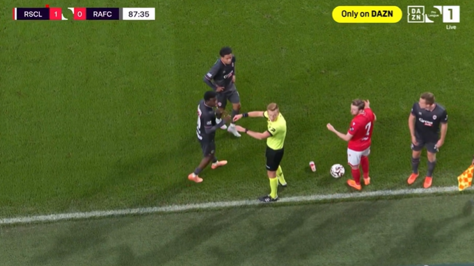 ШОКАНТЕН ИНЦИДЕНТ ВО БЕЛГИЈА Навивач го погоди судијата и натпреварот беше прекинат! (Видео)