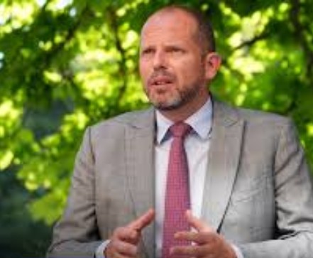 НАТО МИНИСТЕР ГО ПРЕДУПРЕДИ ПУТИН Ќе ја срамниме со земја Москва