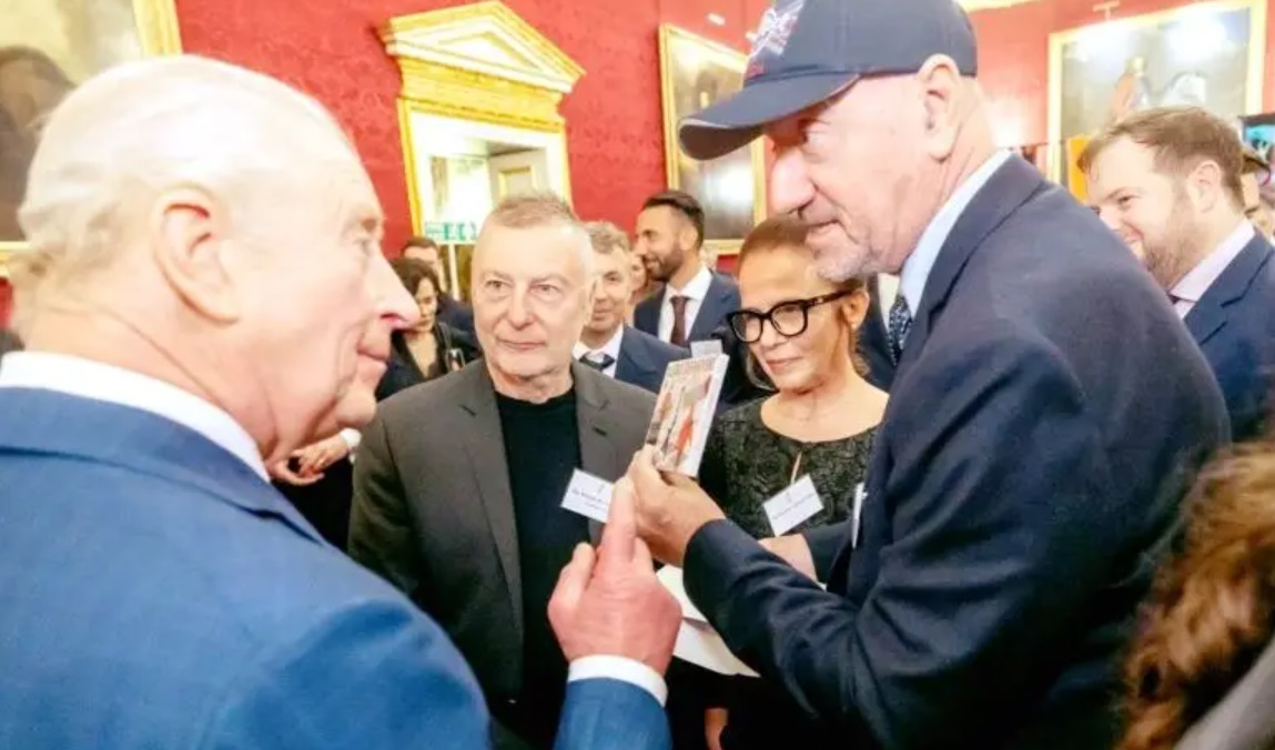 ВЛАТКО СТЕФАНОВСКИ ЈА ПРЕТСТАВИ МАКЕДОНСКАТА МУЗИКА ПРЕД КРАЛОТ ЧАРЛС III Му подари албум од „London Sessions“