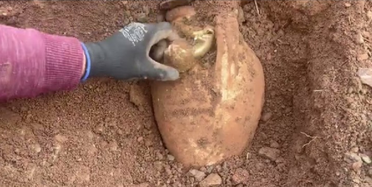 КРАТОВСКИ МАЈСТОР ИЗМАМЕН ВО ШЕМА СО НАВОДНО ЗАКОПАНО ЗЛАТО Организирана група користела лажни сателитски снимки и се претставувала како полицајци КРАТОВСКИ МАЈСТОР ИЗМАМЕН ВО ШЕМА СО НАВОДНО ЗАКОПАНО ЗЛАТО Организирана група користела лажни сателитски снимки и се претставувала како полицајци